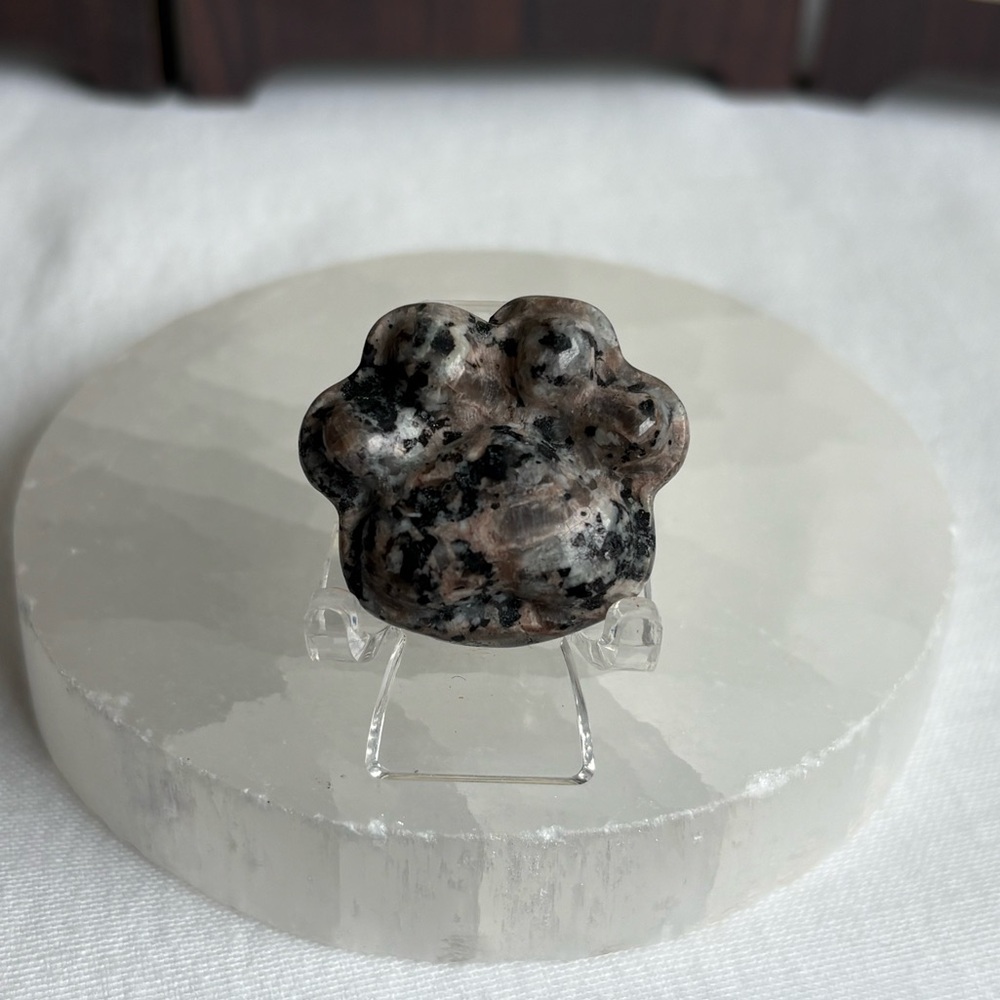 Yooperlite crystal paw carving